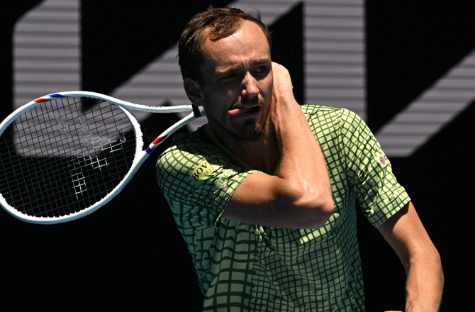 میدویدیف نے دو سیٹس سے پیچھے ہونے   کے بعد کامیابی  حاصل کی