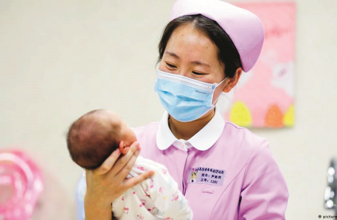 چین میں۲۰۲۵ء میں صرف ۷۹؍ لاکھ بچے پیدا ہوئے، حکومت پریشان