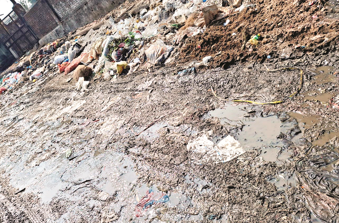 بھیونڈی میں سڑک کی خستہ حالی سے شہری پریشان