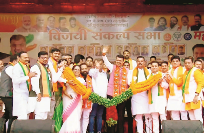 بھیونڈی : وزیر اعلیٰ فرنویس کا خطاب، میٹرو اور ترقی کے وعدوں کا اعادہ