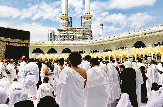 فتاوے: نمازی کے آگے سے گزرنا، قسطوں پر حج و عمرہ  ادا کرنا،  تہجد کی نماز