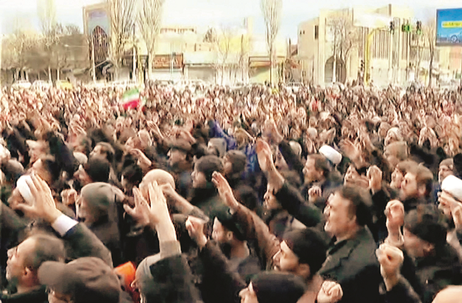 کئی اخبارات نے ایران کی صورتحال، خطے اور دنیا کے امن کیلئے خطرہ کو موضوع بنایا