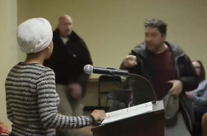 امریکہ: منیا پولس کے ٹائون ہال میں صومالی نژاد نمائندہ الہان عمر پر کیمیائی حملہ