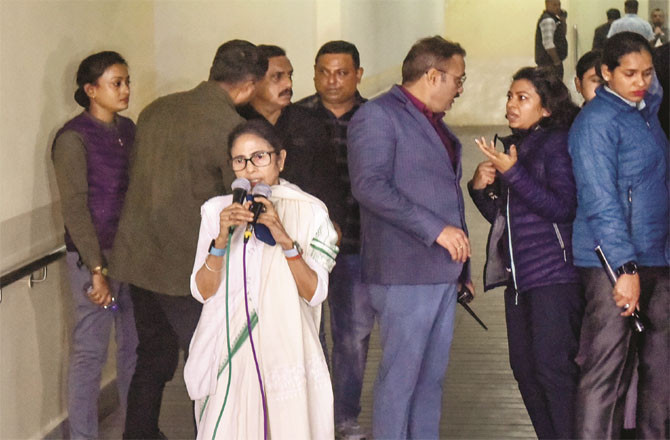 آئی-پیک معاملہ: ای ڈی افسران کیخلاف ایف آئی آر پر سپریم کورٹ کی عبوری روک