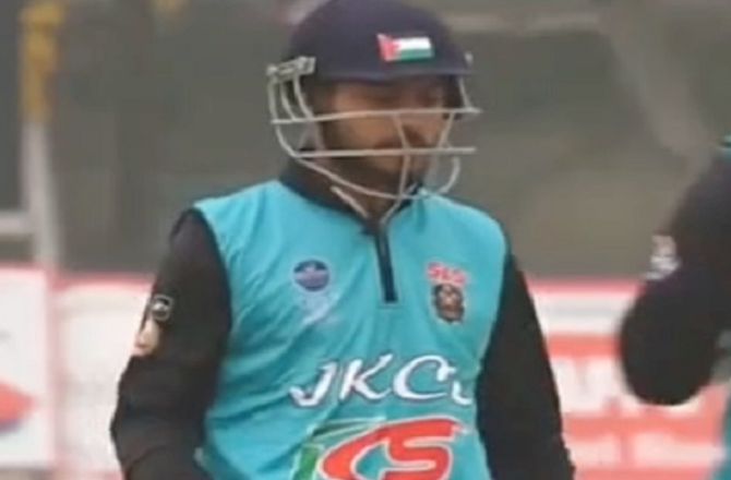 جموں کشمیر: فلسطینی پرچم چھپا ہیلمٹ پہنے کرکٹر سے پولیس کی تفتیش