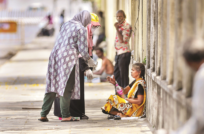 فتاوے: صدقاتِ واجبہ کا مصرف مسلمان، صدقات ِ غیرواجبہ کا غیرمسلم