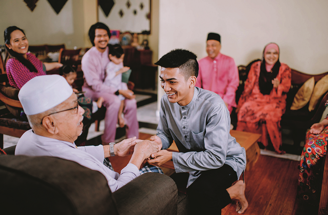 والدین کی خدمت و اطاعت کے بغیر سرخروئی اور کامیابی ممکن نہیں