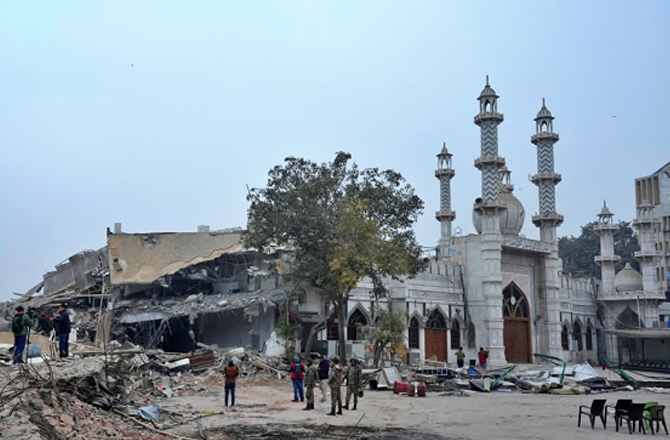 دہلی: ایم سی ڈی کی فیض الٰہی مسجد کے قریب بلڈوزر کارروائی، ۵؍ پولیس اہلکار زخمی