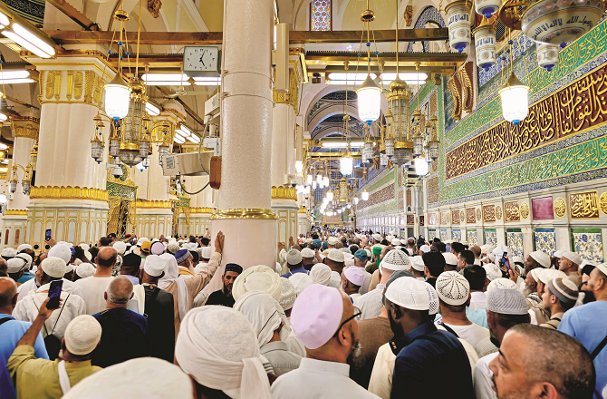 آپﷺ کا سیاسی کردار بھی ہر اعتبار سے عدیم المثال اور ہر لحاظ سے بے نظیر تھا