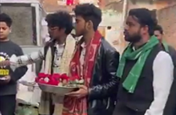 غازی آباد: ہندو تنظیم نے ہتھیار بانٹے، لکھنؤ: ایم آئی ایم نے گلاب اور قلم