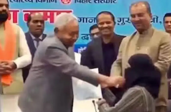 بہار: نتیش کمار حجاب تنازع، ڈاکٹر نصرت پروین نے عہدہ سنبھال لیا: رپورٹ