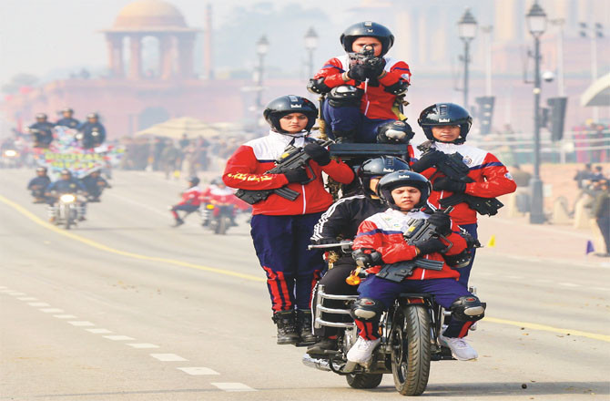  یوم جمہوریہ کی پریڈ دیکھنے کیلئےمختلف شعبوں سے تعلق رکھنے والے تقریباً۱۰؍ ہزار خصوصی مہمان مدعو