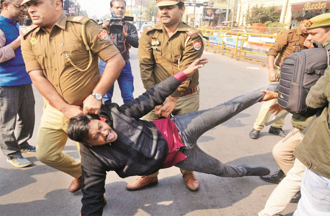 سنبھل میں’ سی جے ایم‘ کے تبادلے پر’ این ایس یو آئی‘ کا احتجاج