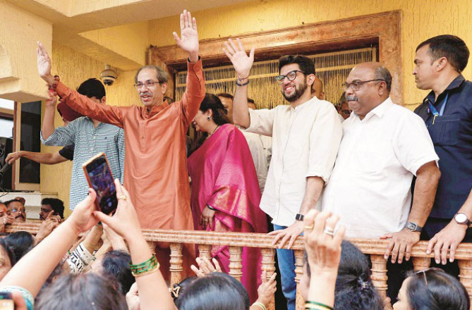 بی جے پی جیتی ضرور مگر ادھو سینا کمزور نہیں