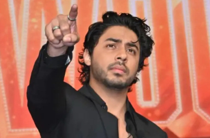 آرین خان: شاہ رخ خان کے بیٹے کو مداحوں کے ہجوم نے گھیر لیا