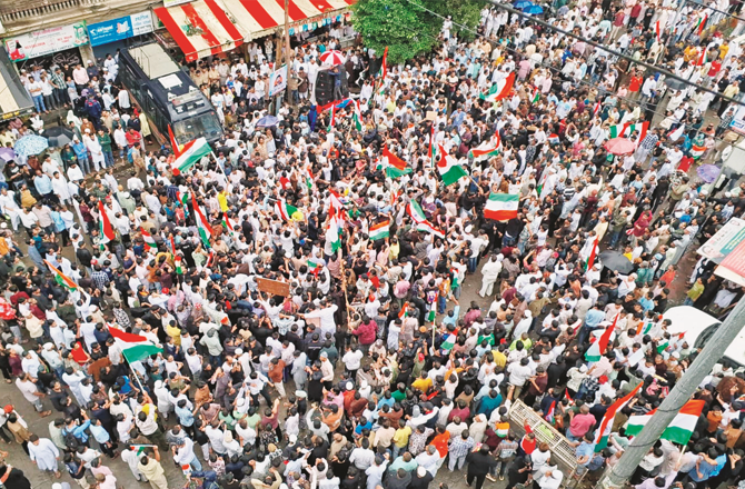 بھیونڈی میں نیٹ پیپر لیک کے خلاف زبردست ترنگا مارچ