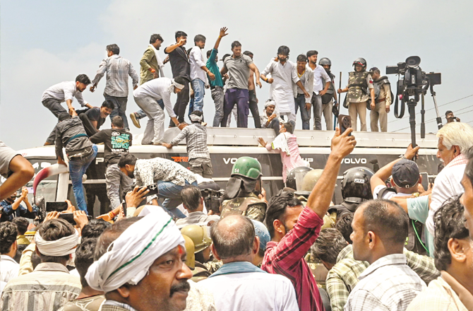  بھوپال میں کسان سڑک پر خیمہ زن 