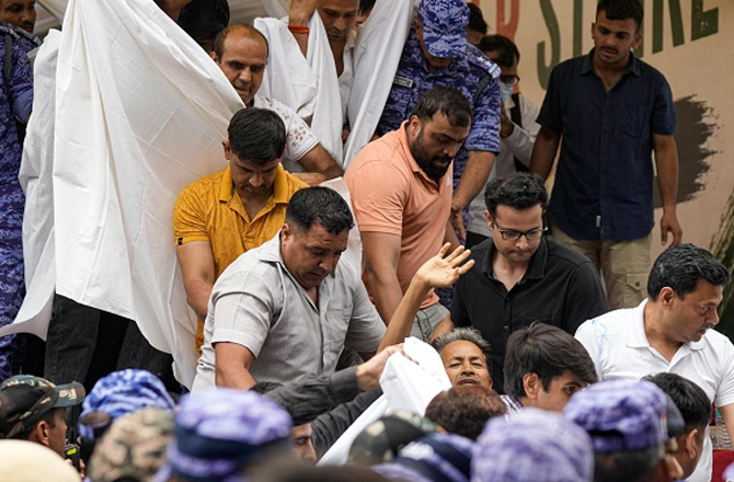 طلبہ کے احتجاج میں ڈرامائی موڑ