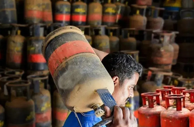 کمرشیل ایل پی جی سلنڈر  سستاہوا، گھریلو ایل پی جی کی قیمتیں برقرار
