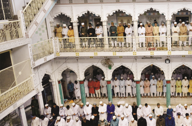 فتاوے: جائے نماز اور امام و مؤذن کی رہائش گاہ