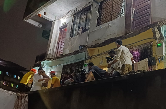 ممبرا میں دوسری منزلہ کی چالی کا حصہ پہلے منزلہ پر گرا، ۱۵؍سالہ لڑکی کی موت 