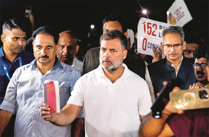 طلبہ کے حق میں راہل گاندھی کی قیادت میں اپوزیشن کا ’’ گاندھی اسمرتی‘‘ تک مارچ  