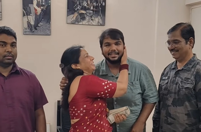 آئی آئی ایم گریجویٹ نے اپنی پہلی تنخواہ نقد رقم کی صورت میں والدین کے حوالے کی، جذباتی ویڈیو وائرل