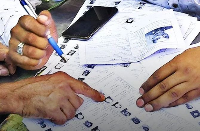 کیا ایس آئی آر کی بنیاد پر پاسپورٹ سے محروم کرنا درست ہے؟