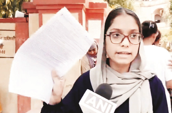 نیٹ رِی ایگزام : جب ایک برقع پوش طالبہ اپنے حق اوروقار کیلئے ڈٹ گئی 