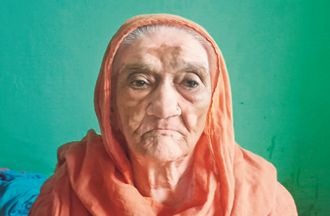 فاطمہ بی سودا سلف روز بازار جاتی ہیں، نہ جائیں تو دکاندار خود گھر آ جاتے ہیں 
