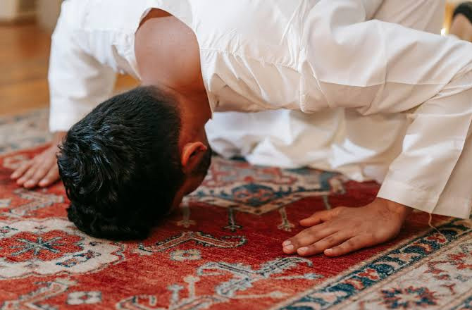 کیا ایمان والوں کیلئے (ابھی) وہ وقت نہیں آیا کہ اُن کے دل اللہ کی یاد کیلئےرِقّت کیساتھ جھک جائیں