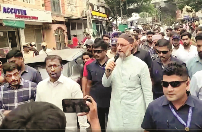 ایس آئی آر کے تعلق سے اویسی کا انتباہ، عوامی بیداری کیلئے زمین پر اُترے