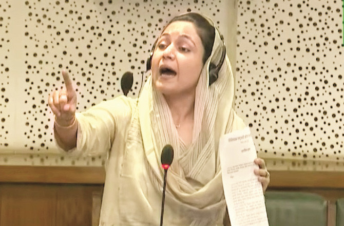 ’’آپ صرف مسلم کمیونٹی کو کیوں نشانہ بنا رہے ہیں؟‘‘
