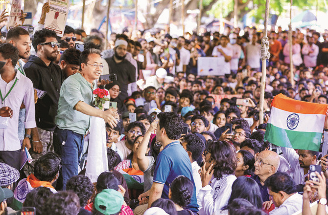 کاکروچ جنتاپارٹی کے حیدرآباد اور بنگلور میں مظاہرے