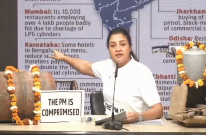 رسوئی گیس بحران:’مہیلا کانگریس‘ کا احتجاج، وزیر پٹرولیم پوری کا استعفیٰ مانگا