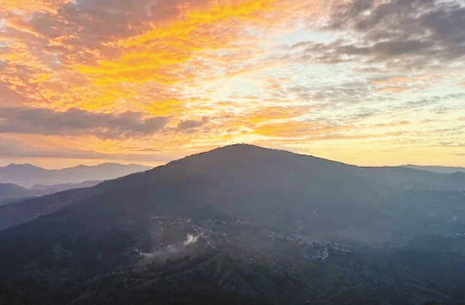 الموڑہ میں صبح کی پہلی کرن چوٹیوں کو سنہری رنگ میں رنگ دیتی