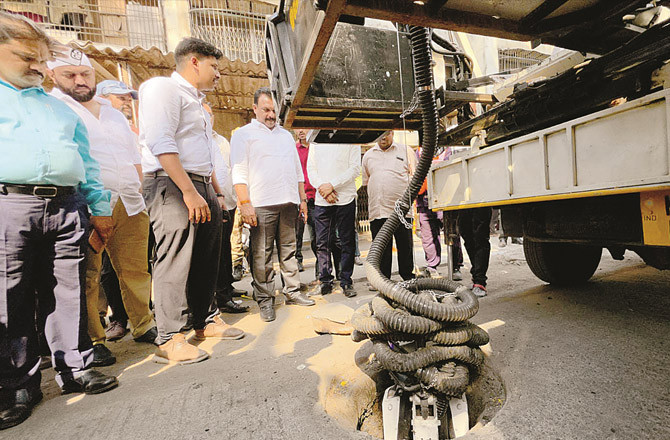 بھیونڈی : مین ہول کی صفائی کیلئے روبوٹک مشین کے استعمال کی تیاری