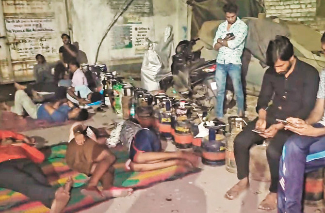 بھیونڈی : چھوٹے گیس سلنڈروں کی شدید قلت،صارف گھنٹوں لائن لگانے پر مجبور