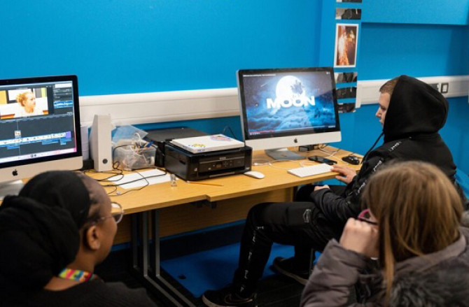 چاند،  اے آئی اور تخلیقی صلاحیت