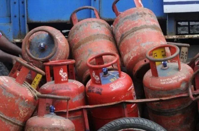 صارفین آن لائن ایل پی جی سلنڈر بک کریں، ملک میں پیٹرول اور ڈیزل کی کوئی کمی نہیں