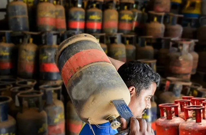 ملک میں کھاد، پیٹرول، ڈیزل اور ایل پی جی کے وافر ذخائر موجود ہیں: حکومت