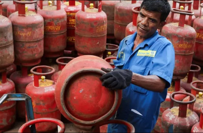 حکومت کی ذخیرہ اندوزی اور بلیک مارکیٹنگ کے خلاف کارروائی ، ایل پی جی بکنگ میں کمی