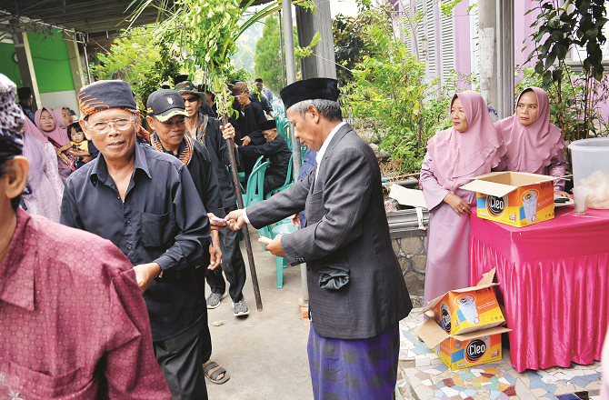 انفاق کا اصل مزہ اسی میں ہے کہ انسان خاموشی سے دے، اور آنکھوں میں عاجزی ہو