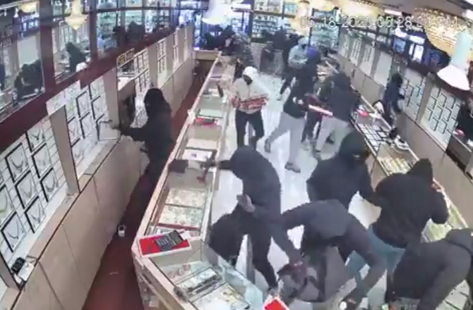 کیلیفورنیا: چوروں کی ٹولی نے ہند نژاد جیولری اسٹور سے ۷۰؍ سیکنڈ میں ۱۷؍ لاکھ ڈالر کے زیورات لوٹ لئے