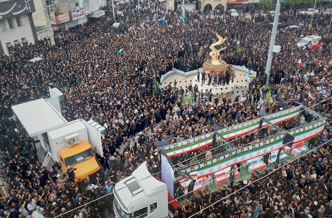 امریکی-اسرائیلی حملے میں شہید ہونے والی بچیوں اور عملے کی اجتماعی نمازِ جنازہ اداکی گئی