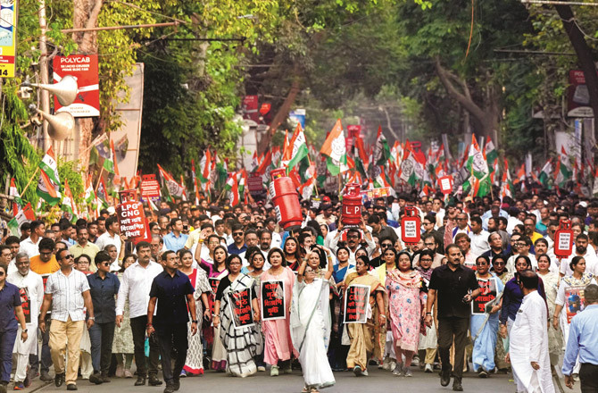 ممتابنرجی کے سامنے دوطرفہ چیلنجزہیں