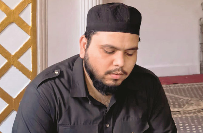 ڈاکٹر محمد فیصل حافظ ہیں، ڈینٹسٹ ہیں اور آن لائن ٹیوٹر ہیں