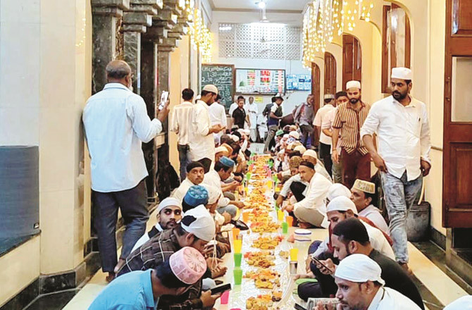 دادر:پیر بغدادی مسجد میںیومیہ۱۵۰۰؍ روزہ دار افطار کرتے ہیں