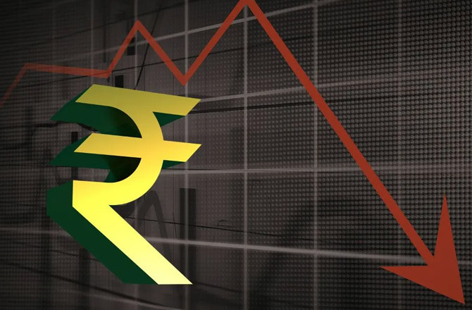 روپیہ ۳۹؍ پیسے کم ہو کر۲۱ء۹۲؍ فی ڈالر کی ریکارڈ نچلی سطح پر بند