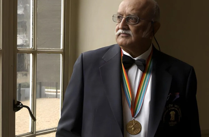 سنگھانیہ: کمپلیٹ مین، اِن کمپلیٹ لائف